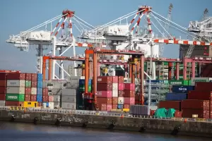 Prefectura Naval intim� a m�s de 500 trabajadores a levantar el paro portuario