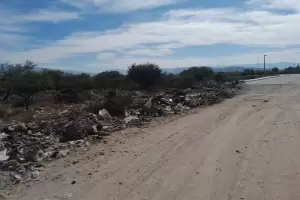 La nueva Terminal de Catamarca avanza, pero con un gran basural a pocos metros