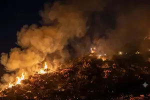 Voraz incendio en la Ruta n� 4, camino a El Rodeo: eval�an el uso del helic�ptero