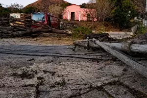 Temporal golpe� El Rodeo: ca�da de postes y �rboles, incendio y cortes de energ�a