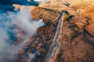 La Provincia despliega un amplio operativo para combatir los incendios en El Rodeo
