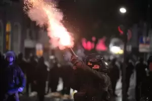 Violentos enfrentamientos frente al Congreso: diez detenidos y dos efectivos heridos