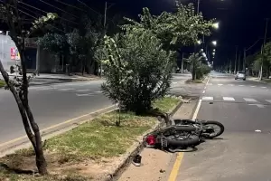 Grave accidente en Catamarca: un joven fue hospitalizado tras caer de la moto