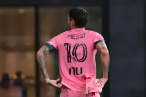 VIDEO: El conmovedor festejo de gol de De Paul para Messi por la muerte de su padre