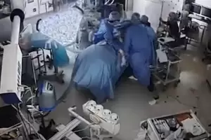 El impactante momento en que un terremoto sorprendi� a m�dicos durante una cirug�a en Jap�n