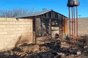 Imprudencia: quemaban pastizales y terminaron incendiando una vivienda