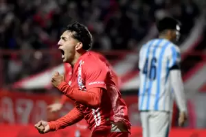 Argentinos venci� 2-1 a Racing y se mantiene en lo m�s alto del Grupo B