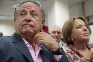 "Vacunatorio VIP": piden la indagatoria de Duhalde, Verbitsky y otras 30 personas