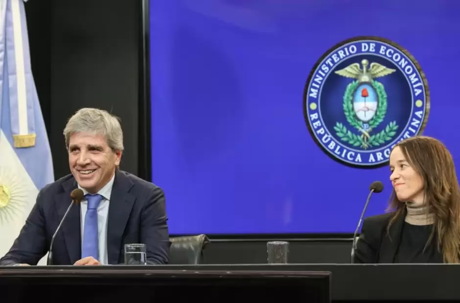 El ministro de Econom�a, Luis Caputo, y la secretaria de Legal y T�cnica, Mar�a 