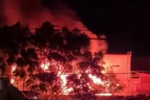 Un voraz incendio destruy� por completo una carpinter�a en Catamarca
