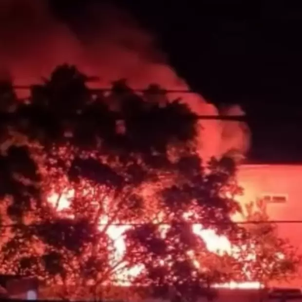 Un voraz incendio destruy� por completo una carpinter�a en Catamarca