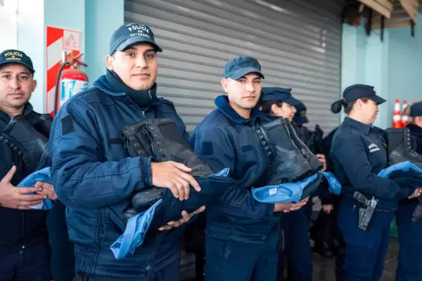 Entregaron nuevos uniformes a efectivos y grupos especiales del interior provincial