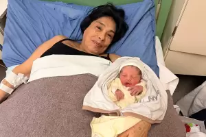 Hist�rico: dio a luz a los 62 a�os y es la de mayor edad registrada en Argentina en ser madre