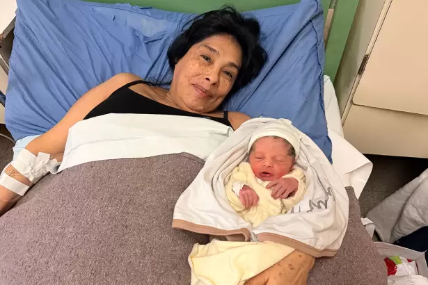 Hist�rico: dio a luz a los 62 a�os y es la mujer de mayor edad registrada en Argentina