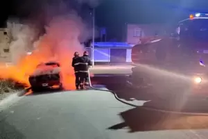 Otro voraz incendio en Capital: un autom�vil qued� con da�os totales