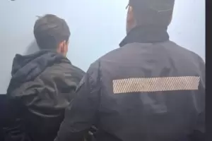 Lo aprehendieron con medicamentos, un cartel luminoso y hasta una bolsa con carne