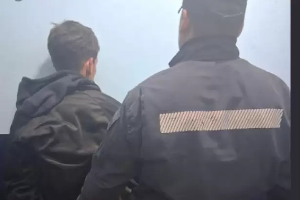 Lo aprehendieron con medicamentos, un cartel luminoso y hasta una bolsa con carne