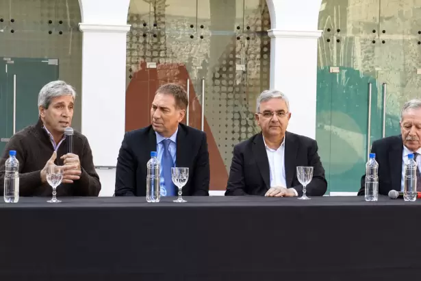 Jalil, Su�rez, Santilli y Caputo presentan en Catamarca la obra del Acueducto Albigasta