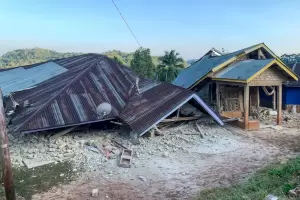 Un terremoto de magnitud 7,7 sacudi� la costa de Indonesia: al menos dos muertos