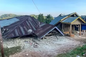 Terremoto de magnitud 7,7 sacudi� Indonesia y dej� al menos 38 muertos