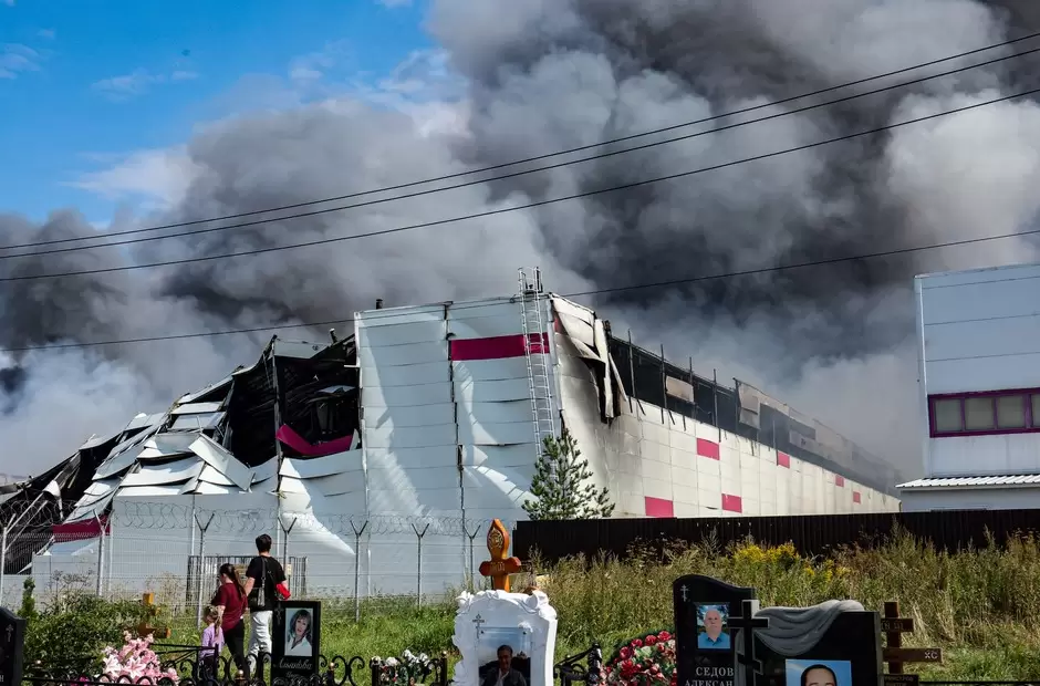 El humo se eleva sobre una instalaci�n de Wildberries