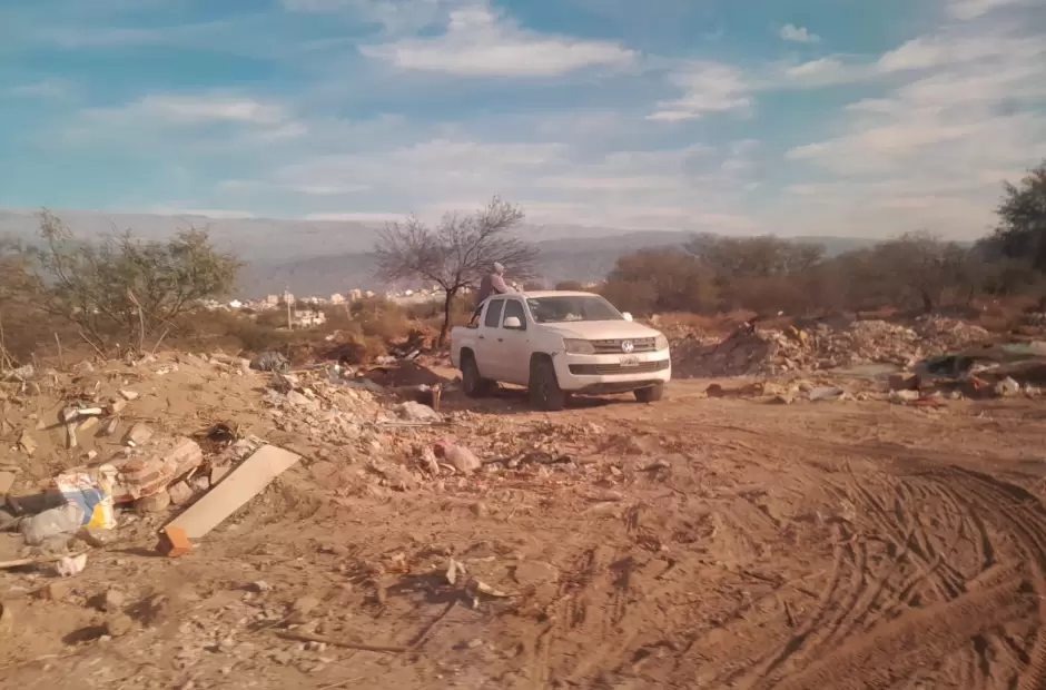 Camionetas llegan a dejar basura en el sector  - Foto La Uni�n