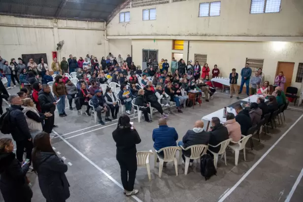 Saadi llev� el gabinete a Villa Cubas y acord� con los vecinos un plan de trabajo
