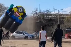 Susto en el D�a del Ni�o: una r�faga levant� un inflable y dos chicos sufrieron heridas