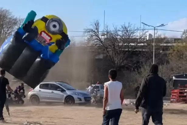Susto en el D�a del Ni�o: una r�faga levant� un inflable y dos chicos sufrieron heridas