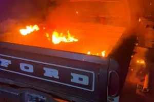 Fuego y destrucci�n: una camioneta ardi� por completo en Catamarca