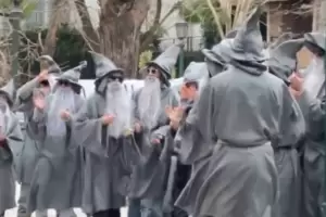 De pel�cula: vestidos como Gandalf, manifestantes protestaron contra Peter Thiel