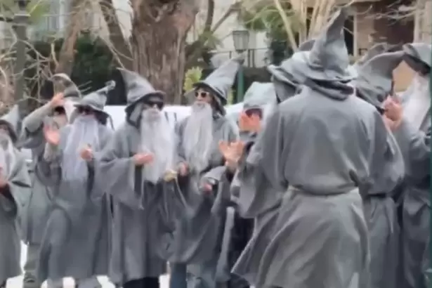 De pel�cula: vestidos como Gandalf, manifestantes protestaron contra Peter Thiel