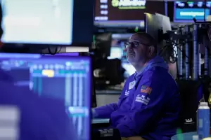 El riesgo pa�s se acerca a los 500 puntos y las acciones argentinas caen hasta 6,5%