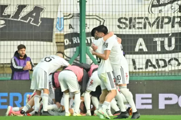 Deportivo Riestra elimin� por penales a Gimnasia y avanz� de ronda en la Copa Argentina