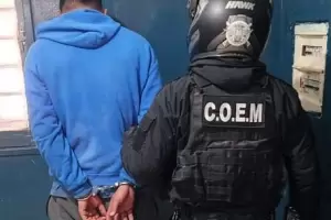 Intent� robar en la casa de su hermana y la amenaz� con dos cuchillos