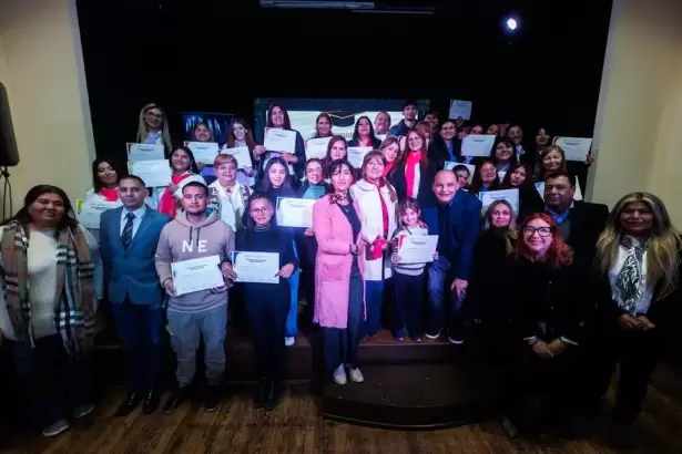 La Capital certific� a 34 vecinos que finalizaron talleres gratuitos de oficios