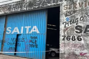 Tragedia laboral en un taller: un colectivo se desplom� y un mec�nico muri� aplastado