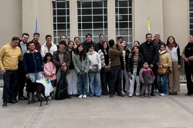 J�venes espa�oles del Camino Neocatecumenal llegaron a la Casa Natal de Esqui�