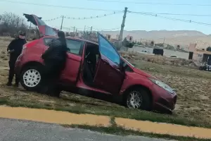 Violento siniestro: revent� un neum�tico y termin� a un costado de la calzada