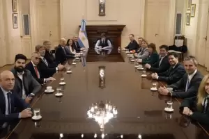 Milei re�ne a sus ministros y legisladores en una semana decisiva en el Congreso