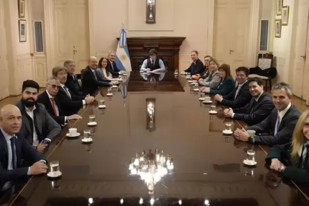 Milei re�ne a sus ministros y legisladores en una semana decisiva en el Congreso