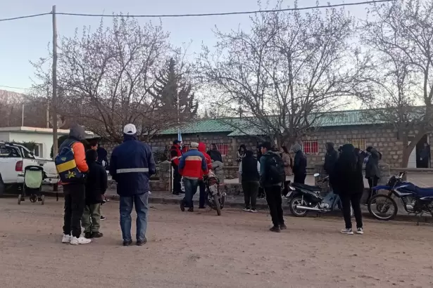 Padres toman la escuela en C�ndor Huasi: reclaman por los fondos del comedor