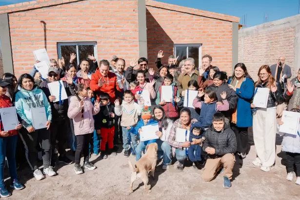 En el aniversario de San Jos�, Jalil entreg� viviendas sociales