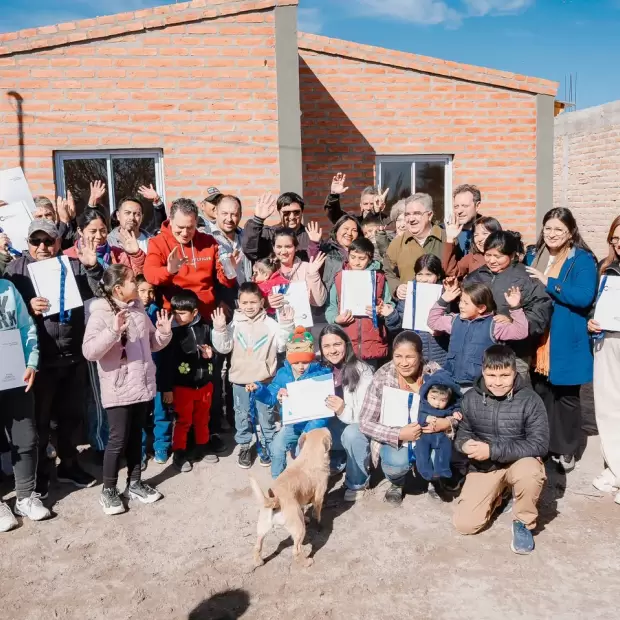 En el aniversario de San Jos�, Jalil entreg� viviendas sociales