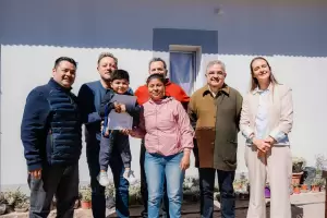 Hualf�n: Jalil entreg� viviendas y firm� convenio por el Complejo Termal de la Quebrada
