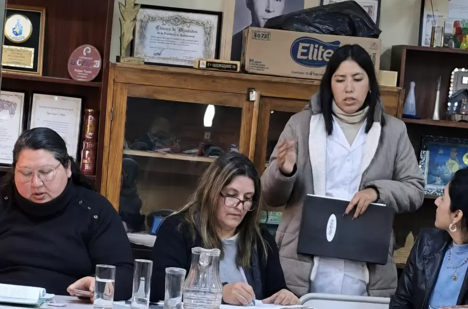 La Supervisora Marta R�os al frente de la reuni�n con los padres
