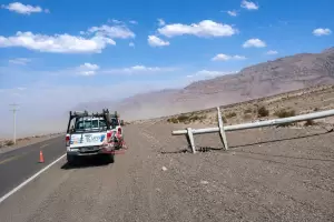 Fuerte viento Zonda derrib� postes de alta tensi�n y dej� sin luz a todo Fiambal�