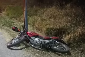 Catamarca: un motociclista result� herido tras chocar contra un poste