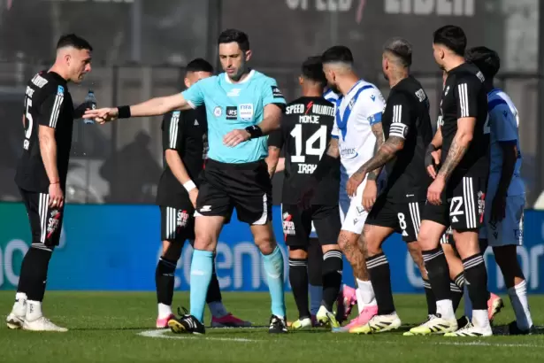 In�dita decisi�n de AFA: suspendi� a dos �rbitros tras el esc�ndalo en Riestra vs. V�lez