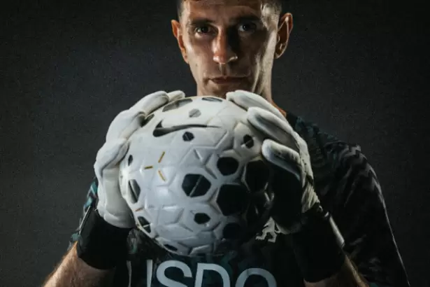 Chelsea present� al Dibu Mart�nez con un impactante video